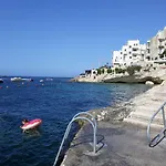 Blue Harbour 3 Bedroom Seafront With Large Yard On The Promenade - By Getawaysmalta *
