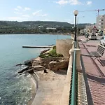 公寓 Blue Harbour 3 Bedroom Seafront With Large Yard On The Promenade - By Getawaysmalta *
