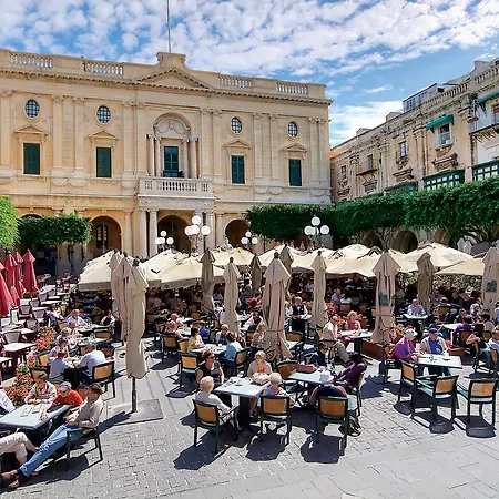 Blue Harbour 3 Bedroom Seafront With Large Yard On The Promenade - By Getawaysmalta