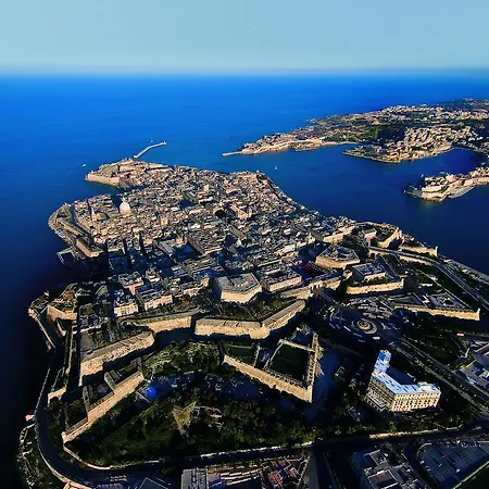Blue Harbour 3 Bedroom Seafront With Large Yard On The Promenade - By Getawaysmalta * خليج سانت بول