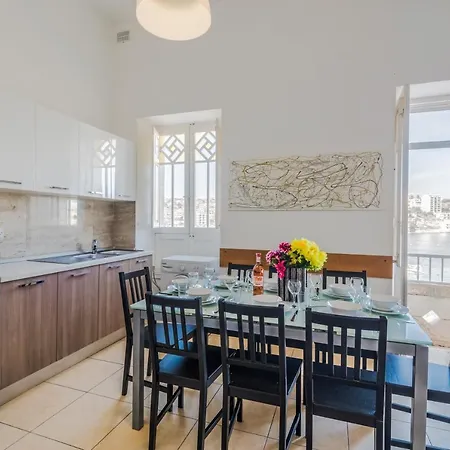 Blue Harbour 3 Bedroom Seafront With Large Yard On The Promenade - By Getawaysmalta Appartement *