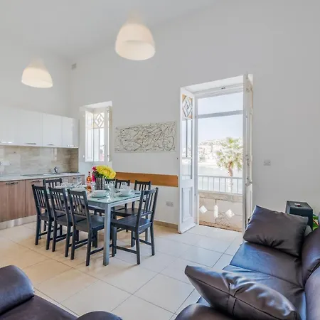 Blue Harbour 3 Bedroom Seafront With Large Yard On The Promenade - By Getawaysmalta خليج سانت بول