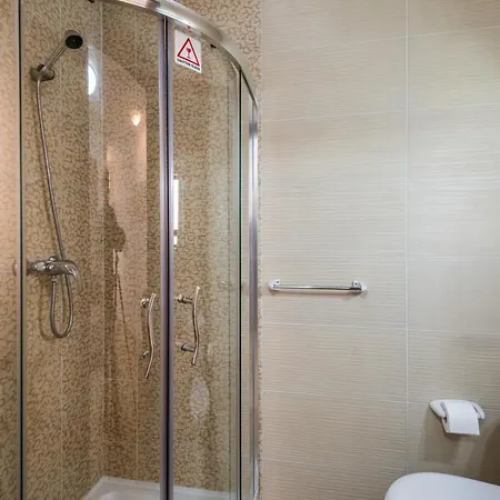 Blue Harbour 3 Bedroom Seafront With Large Yard On The Promenade - By Getawaysmalta *