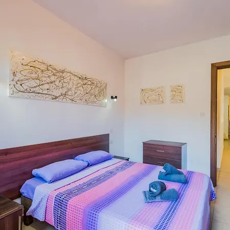 Blue Harbour 3 Bedroom Seafront With Large Yard On The Promenade - By Getawaysmalta Апартаменты Сент-Полс-Бей