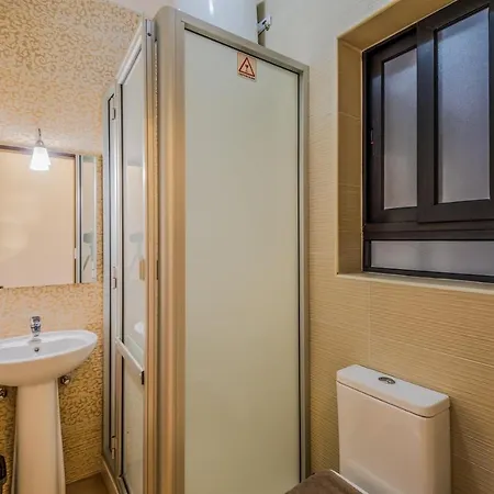 Blue Harbour 3 Bedroom Seafront With Large Yard On The Promenade - By Getawaysmalta *