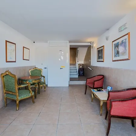 Blue Harbour 3 Bedroom Seafront With Large Yard On The Promenade - By Getawaysmalta Lägenhet