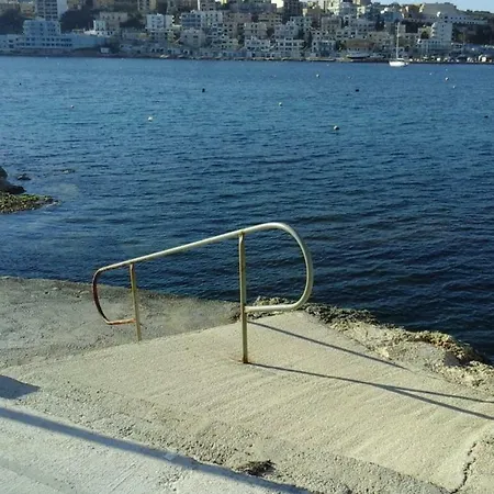 Blue Harbour 3 Bedroom Seafront With Large Yard On The Promenade - By Getawaysmalta 圣保罗湾城