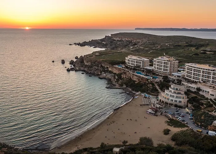 Blue Harbour 3 Bedroom Seafront With Large Yard On The Promenade - By Getawaysmalta Διαμέρισμα Σεντ Πόλς Μπέι