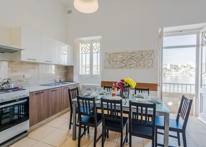Blue Harbour 3 Bedroom Seafront With Large Yard On The Promenade - By Getawaysmalta Διαμέρισμα *