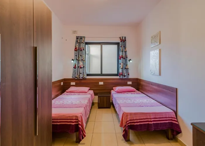 Blue Harbour 3 Bedroom Seafront With Large Yard On The Promenade - By Getawaysmalta Σεντ Πόλς Μπέι