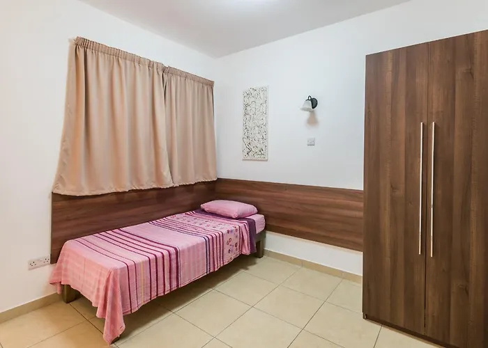 Blue Harbour 3 Bedroom Seafront With Large Yard On The Promenade - By Getawaysmalta Διαμέρισμα *