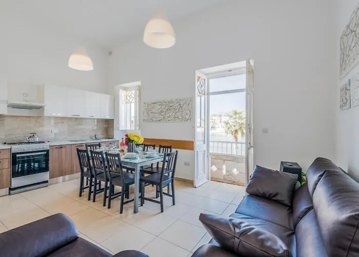 Blue Harbour 3 Bedroom Seafront With Large Yard On The Promenade - By Getawaysmalta Σεντ Πόλς Μπέι