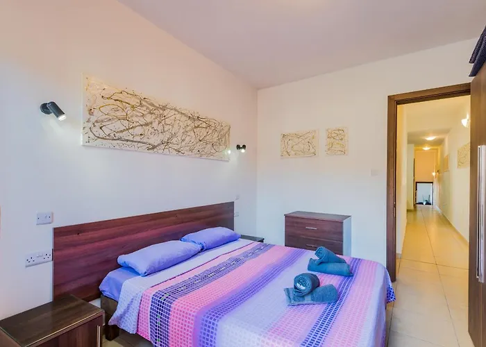 Blue Harbour 3 Bedroom Seafront With Large Yard On The Promenade - By Getawaysmalta Διαμέρισμα Σεντ Πόλς Μπέι